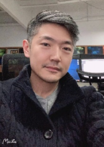 陈鹏飞：数十年三维动画行业从业经验，擅长三维数字角色制作，精通三维和VR制作相关技术和全流程。曾在完美动力动画学院担任高级讲师，期间培养大批三维制作行业精英，著有出版书籍《Maya高级动画》。以三维制作总监身份先后参与和主导《年兽大作战》、《龙门飞甲》、《最终幻想》、《1942》、《炫斗之王》、《中国成语故事》、《喵小姐》等影视剧项目制作；以数字角色研发总监身份主导《狼殿下》、《疯狂的外星人》、《刺杀小说家》等虚拟制片项目的数字角色开发